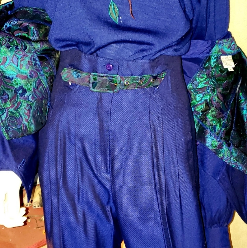 💜BOTIQUE ITEM- STUNNING VNTG 4 PC Purple & Emerald Green Paisley Suit💜